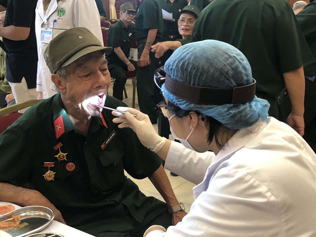 Các bác sĩ khám cho các cựu chiến binh quận Hoàn Kiếm.